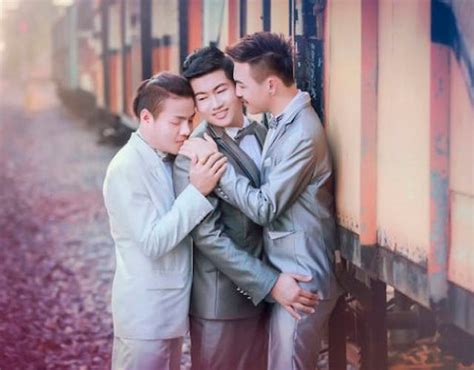 videos de trios gay|Surprise Makes Three .